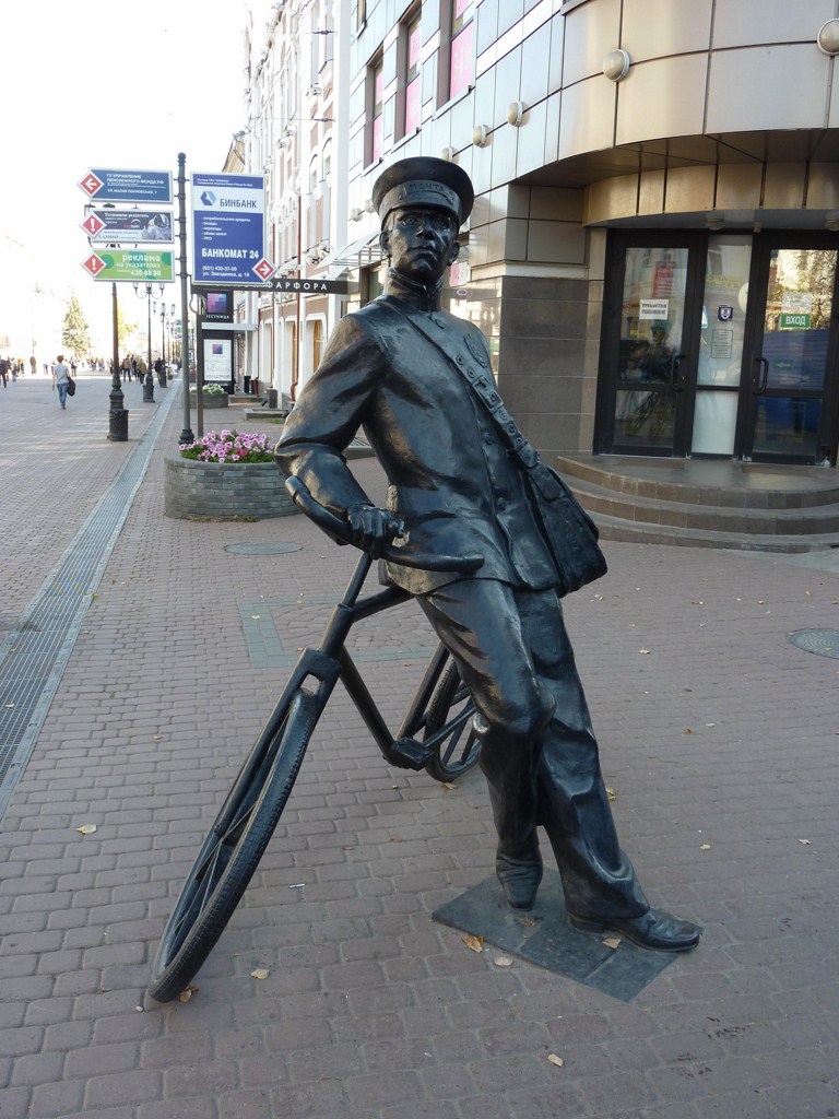Нижний Новгород, улица Большая Покровская, скульптура «Почтальон»
