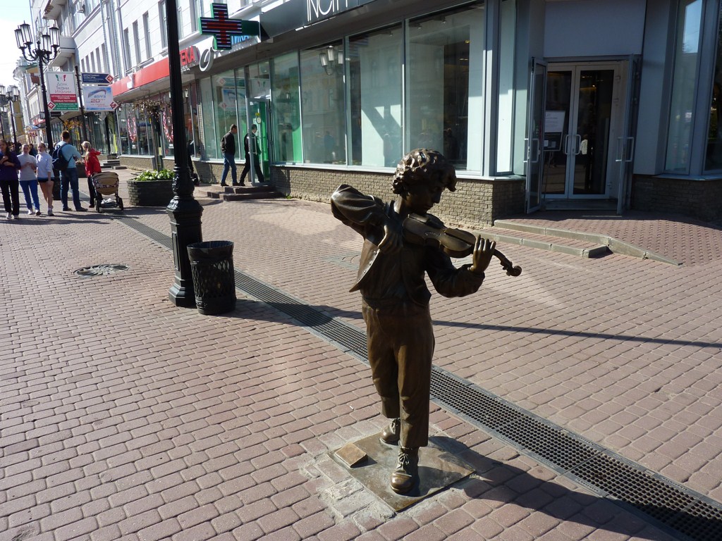Нижний Новгород, улица Большая Покровская, скульптура «Маленький скрипач»